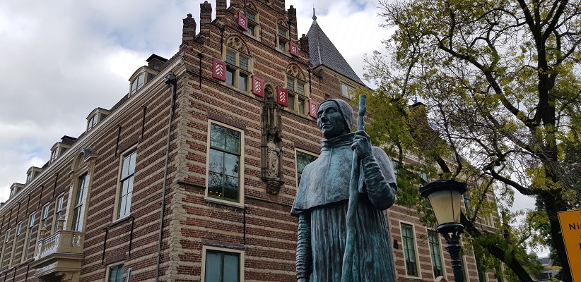 Wandeling door historisch Utrecht van de gids Utrecht acht keer anders van gegarandeerd onregelmatig bij beeld van enige Paus uit Nederland