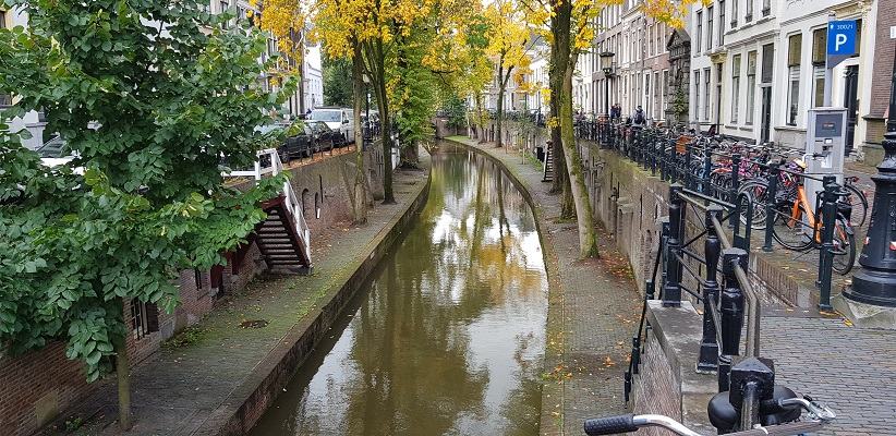 Wandeling door historisch Utrecht van de gids Utrecht acht keer anders van gegarandeerd onregelmatig bij de grachten