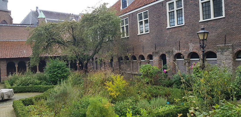 Wandeling door historisch Utrecht van de gids Utrecht acht keer anders van gegarandeerd onregelmatig bij de Immuniteit van Sante Marie