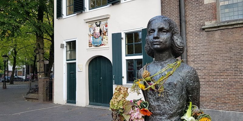 Wandeling door historisch Utrecht van de gids Utrecht acht keer bij anders van gegarandeerd onregelmatig bij de Romaanse Kerk