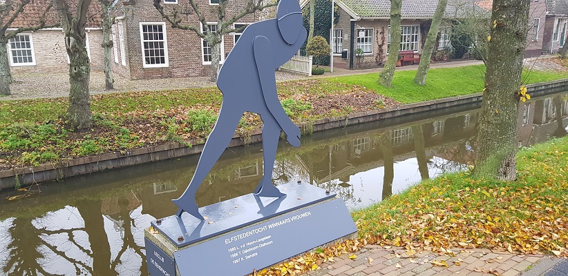 Wandeling over het Elfstedenpad van Sint Annaparochie naar Hallummerhoek bij het monument in Oude Leije voor de winnaarsters van de Elfstedentocht