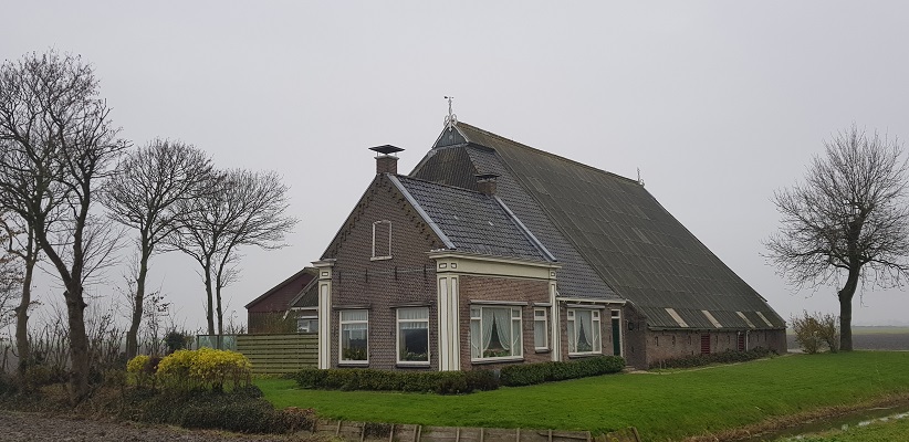 Wandeling over het Elfstedenpad van Sint Annaparochie naar Hallummerhoek bij een Friese boerderij in Hallummerhoek