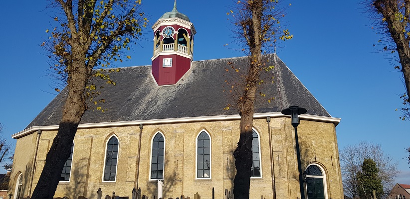 Wandeling over het Elfstedenpad van Witmarsum naar Allingawier bij de kerk in Witmarsum
