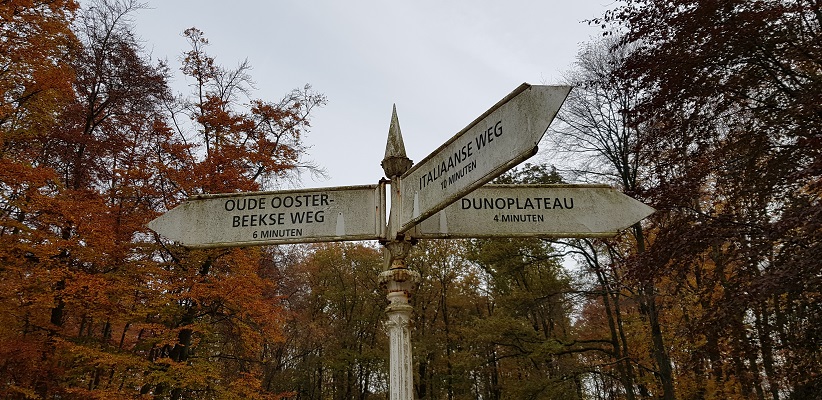 Wandeling over Klompenpad het Dorenweertsepad bij handwijzer op landgoed Duno