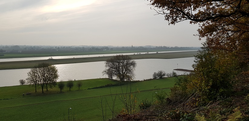 Wandeling over Klompenpad het Dorenweertsepadmet zicht op de Rijn