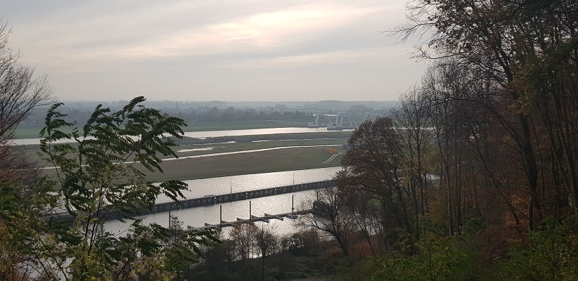 Wandeling over Klompenpad het Dorenweertsepad met zicht op de Rijn en de betuwe