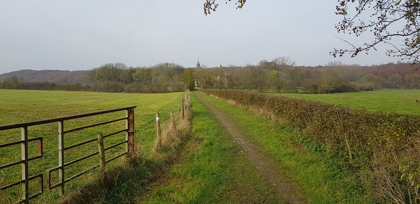 Wandeling over Klompenpad het Dorenweertsepad in de uiterwaarden van de Rijn bij kasteel Doorwerth