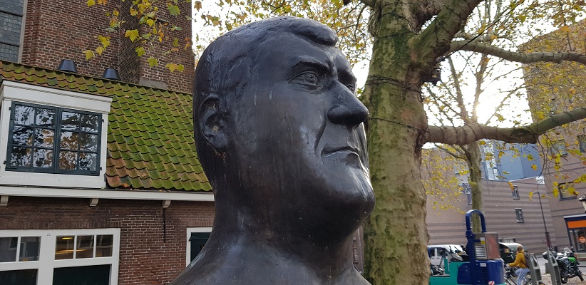 Wandeling uit gids Utrecht acht keer anders langs markante Utrechters bij het beeld van Anton Geesink
