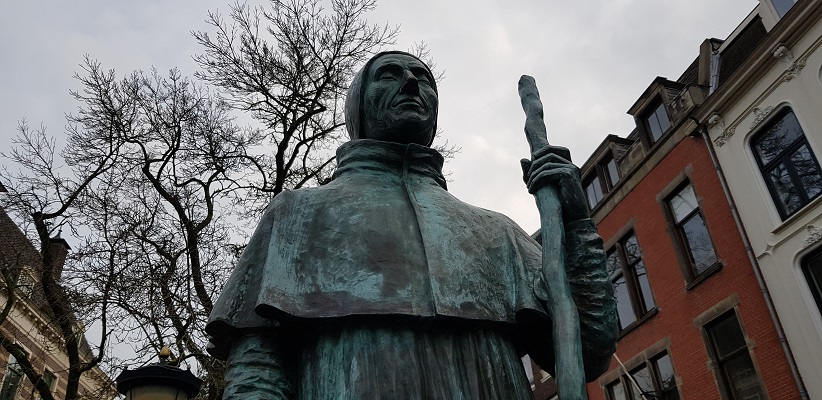 Wandeling uit gids Utrecht acht keer anders langs markante Utrechters bij beeld van Paus Adrianus
