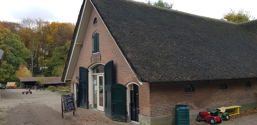 wandelen-buiten-de-binnenstad-van-arnhem-landgoederenpad-21 Wandeling over het Landgoederenpad van de gids Wandelen buiten de binnenstad van Arnhem uit de gids van Gegarandeerd Onregelmatig bij hoeve Mariëndal