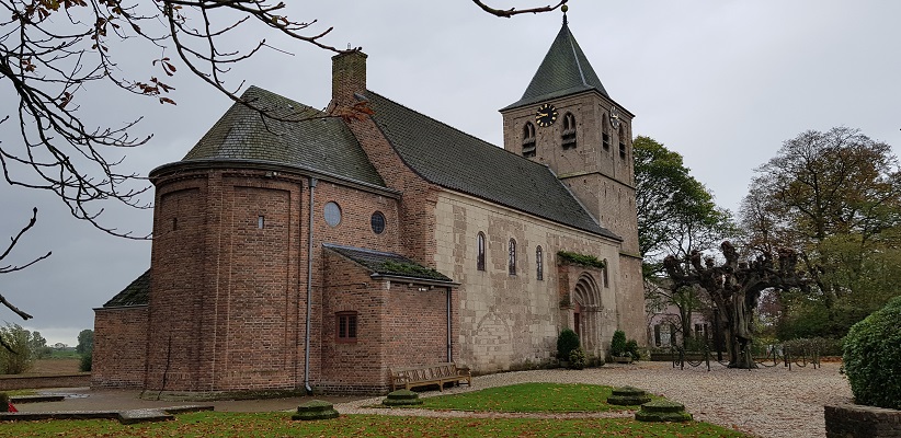 Wandeling buiten de binnenstad van Arnhem over het Oorlogspad bij de Oude Kerk in Oosterbeek