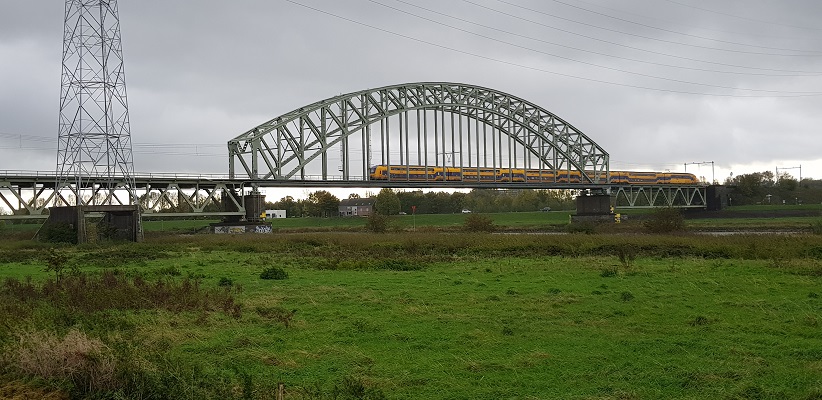 Wandeling buiten de binnenstad van Arnhem over het Oorlogspad bij de spoorbrug in de uiterwaarden van de Rijn in Arnhem