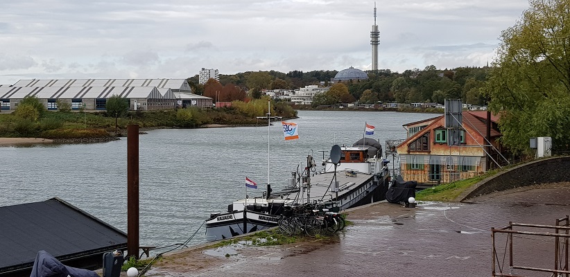 Wandeling buiten de binnenstad van Arnhem over het Oorlogspad op de RIjnkade langs de Rijn