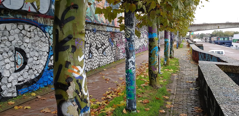 Wandeling buiten de binnenstad van Arnhem over het Oorlogspad bij graffity op de Rijnkade