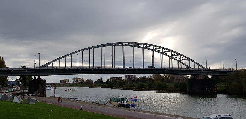 Wandeling buiten de binnenstad van Arnhem over het Oorlogspad bij de John Frostbrug