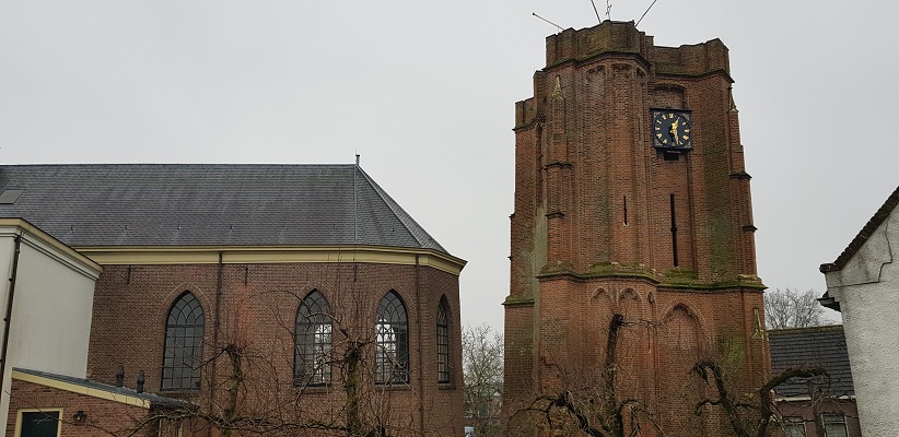 Wandeling over Klompenpad Rhenoijsepad bij scheve toren en de kerk van Acqouy