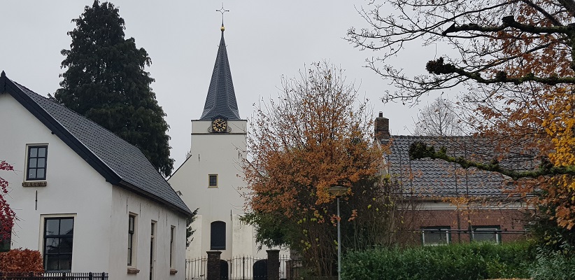 Wandeling over Klompenpad Rhenoijsepad bij de Kerk van Rhenoy