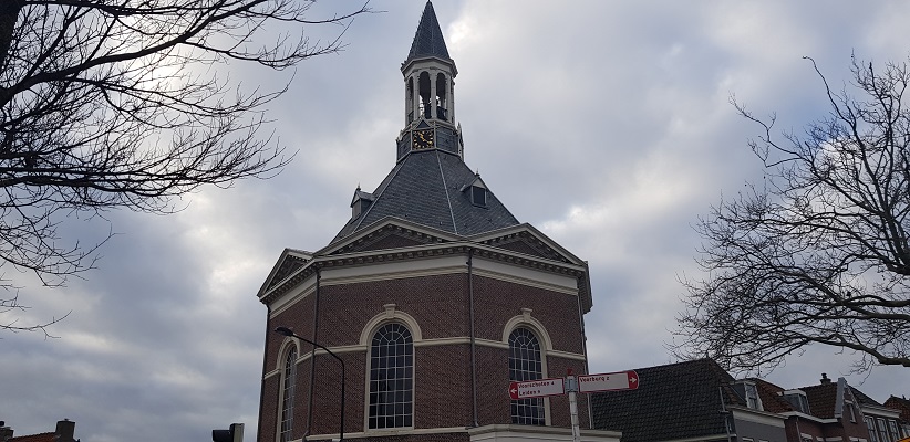 Wandeling over het Romeinse Limespad van Leiden naar Voorburg bij de Gereformeerde Kerk in Leidschendam