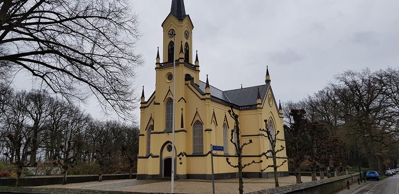 Wandeling over Trage Tocht Neerijnen bij de kerk in Neerijnen