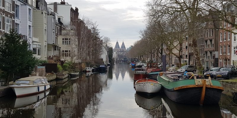 Wandeling ten westen van de Amstel in Amsterdam met zicht op het Rijksmuseum