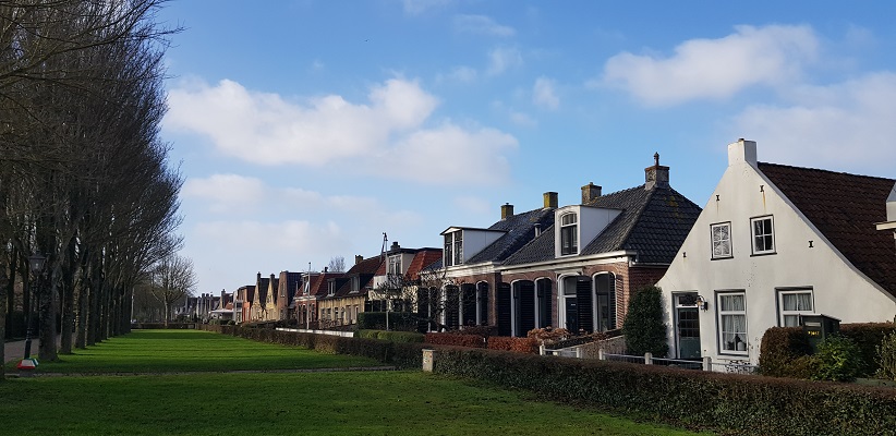 Rondwandeling op Schiermonnikoog bij authentieke huizen in Dorp-Schiermonnikoog