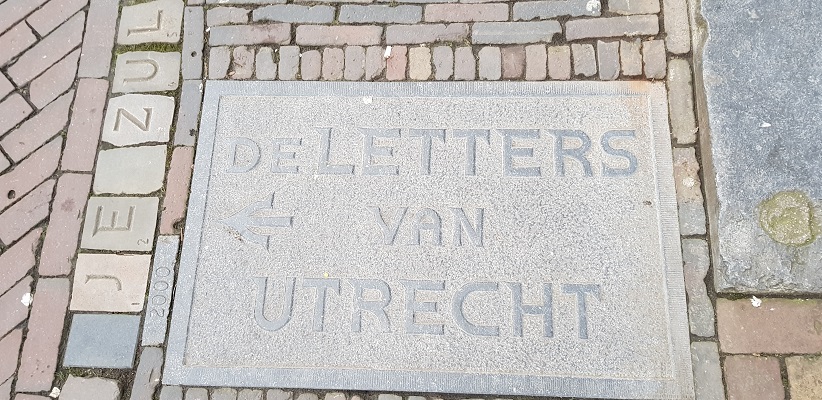Wandeling in Utrecht uit gids Utrecht acht keer anders van Gegarandeerd Onregelmatig langs markante teksten