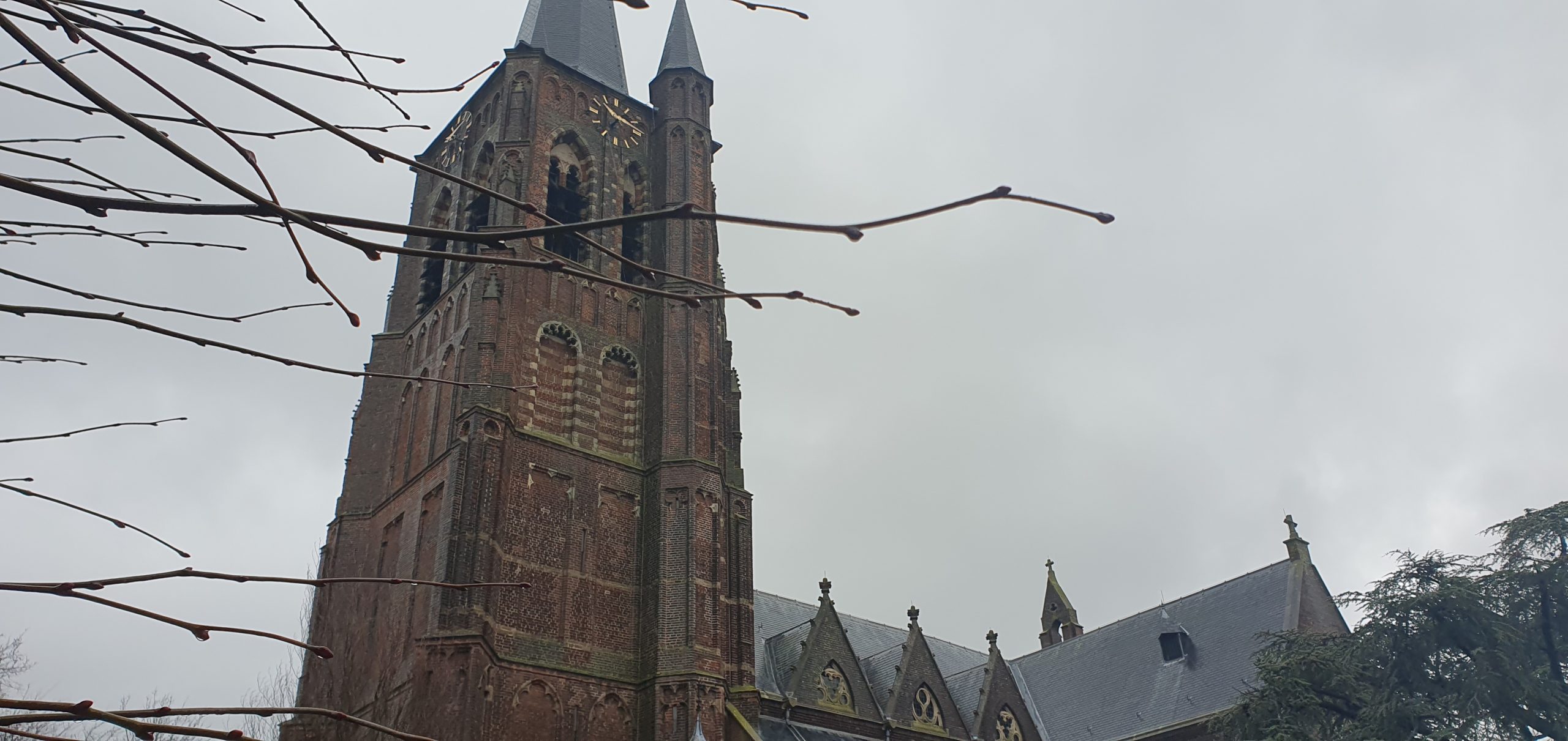 Wandeling over het Hugo de Grootpad van Tilburg naar Waalwijk bij de Sint Jans Onthoofding Kerk in Loon op Zand