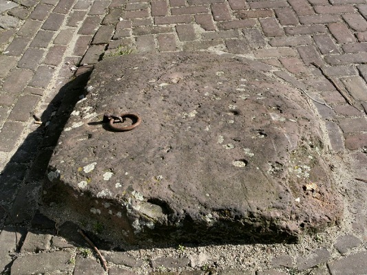 Stadswandeling Batenburg bij de blauwe steen