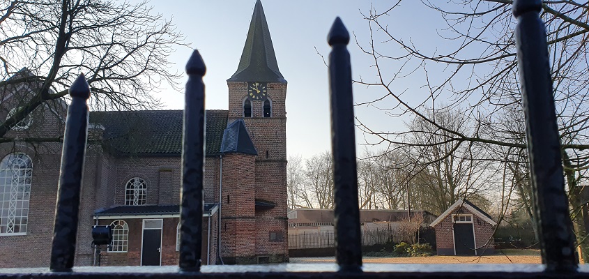 Wandeling over Trage Tocht Loenen bij kerk in Loenen