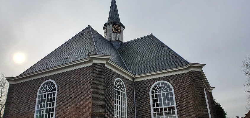 Wandeling over het Waterliniepad bij Nieuwegein bij de kerk in Vreeswijk