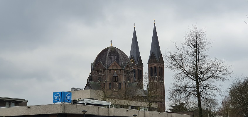 Literaire wandeling langs markante punten van A. van der Heijden in Geldrop bij de kerk