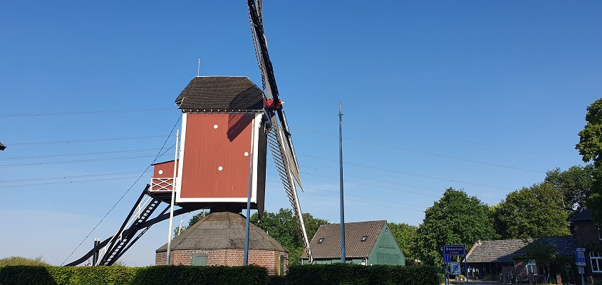 Wandeling over Trage Tocht Beegden bij de Sint-Lindertmolen