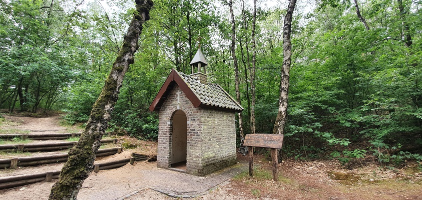 Wandeling over Trage Tocht Afferden bij de Paoterskapel