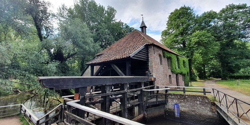 Wandeling over Trage Tocht Leudal bij de Ursula Watermolen