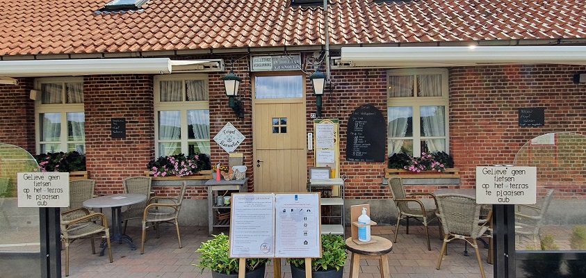 Wandeling over Trage Tocht Wortel-Kolonie bij Café in Holland
