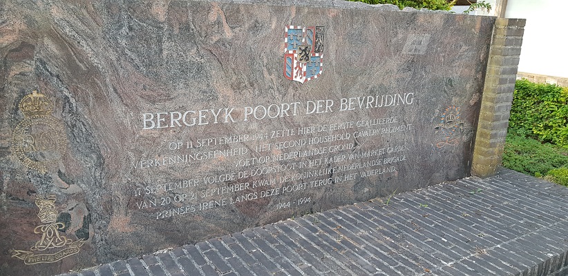 Wandeling over het Airbornepad van de Kempervennen naar Lommel in België bij monument Market Garden aan de grens bij Lommel-Bergeijk