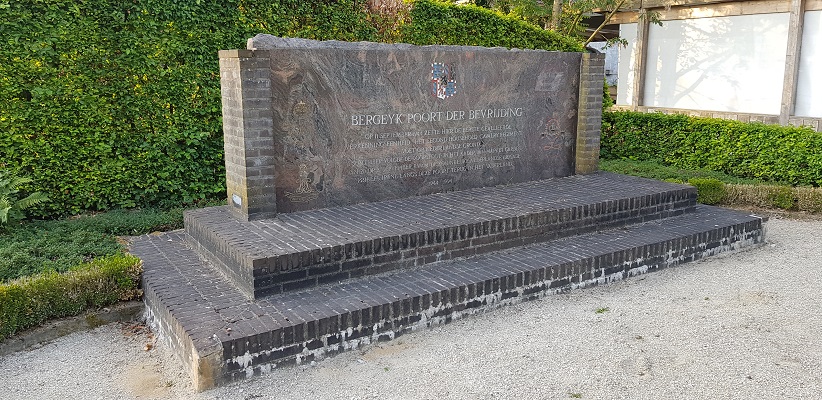Wandeling over het Airbornepad van de Kempervennen naar Lommel in België bij monument aan de grens voor Market Garden