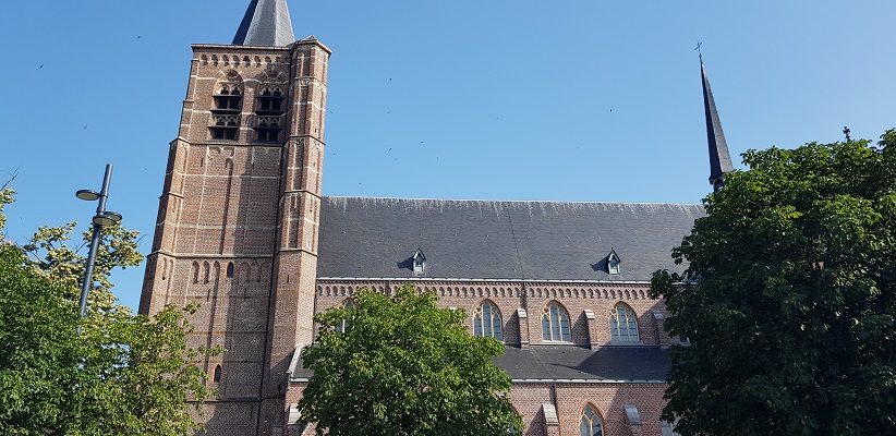 Wandeling over het Airbornepad van de Kempervennen naar Lommel in België bij de kerk in Lommel