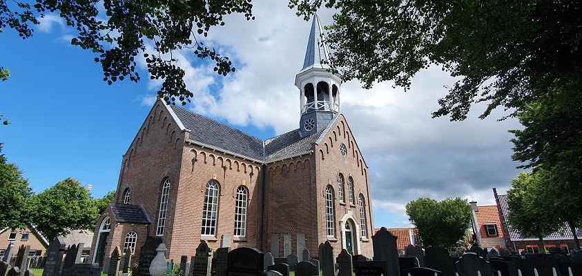 Wandeling op Terschelling van West naar Hoorn bij de kerk in Midsland