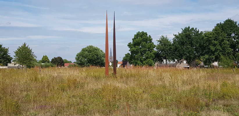 Wandeling door vinexlocatie Brandevoort in Helmond van Gegarandeerd Onregelmatig bij Kunstwerk de Schaar op voormalige grafheuvels
