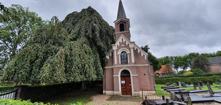 Wandeling over Klompenpad Ambts- en Rijkspad in Winssen bij de Hervormde Kerk