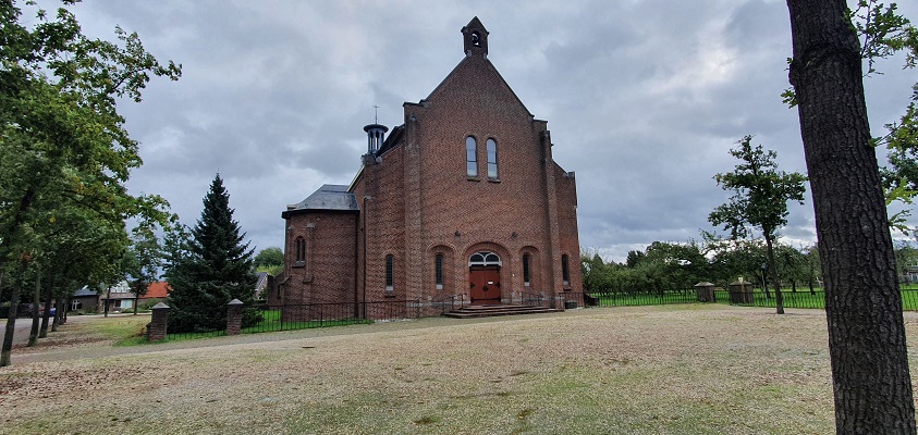 Wandeling over Klompenpad Ambts- en Rijkspad in Winssen bij de Kerk