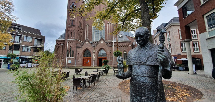 Wandeling over Ommetje Sint-Oedenrode bij het beeld van Mgr. Bekkers