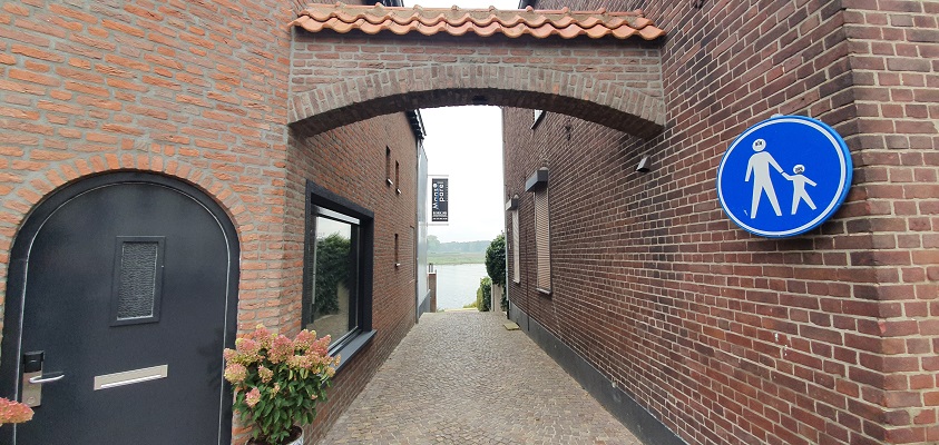 Wandeling over Trage Tocht Kasteel Arcen met zicht op de Maas