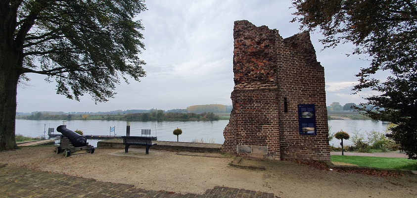 Wandeling over Trage Tocht Kasteel Arcen met zicht op de Maas