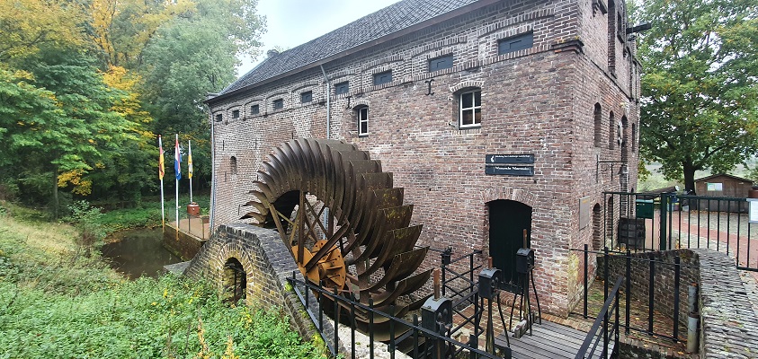Wandeling over Trage Tocht Kasteel Arcen bij de watermolen IJsvogel