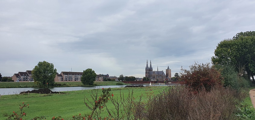 Wandeling over Trage Tocht Plasmolen-Mook met zicht op de kerk van Cuyk