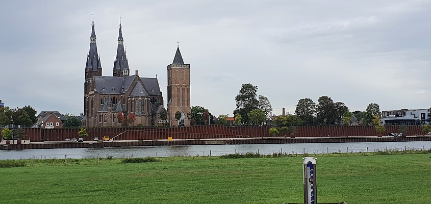 Wandeling over Trage Tocht Plasmolen-Mook met zicht op de kerk van Cuyk