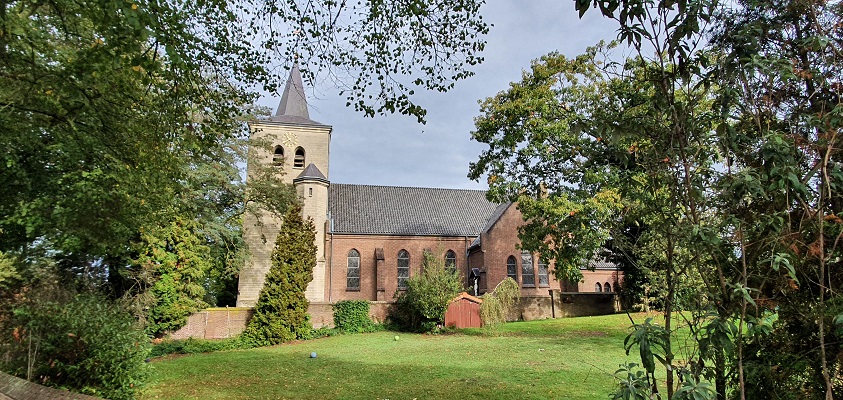 Wandeling over Trage Tocht Plasmolen-Mook bij de kerk in Middelaar