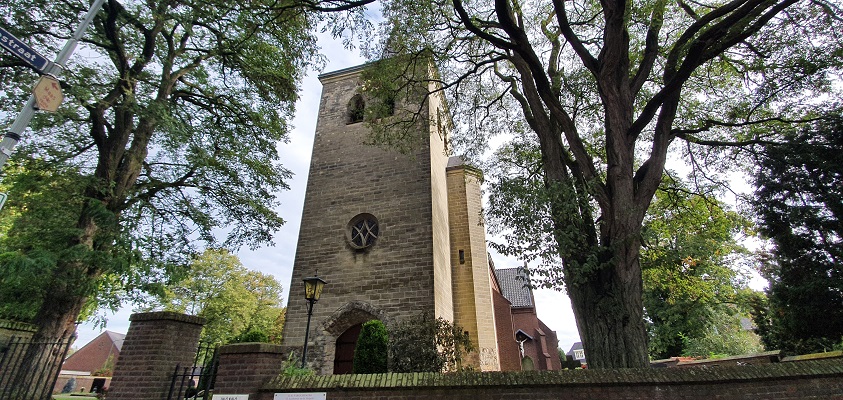 Wandeling over Trage Tocht Plasmolen-Mook bij de kerk in Middelaar